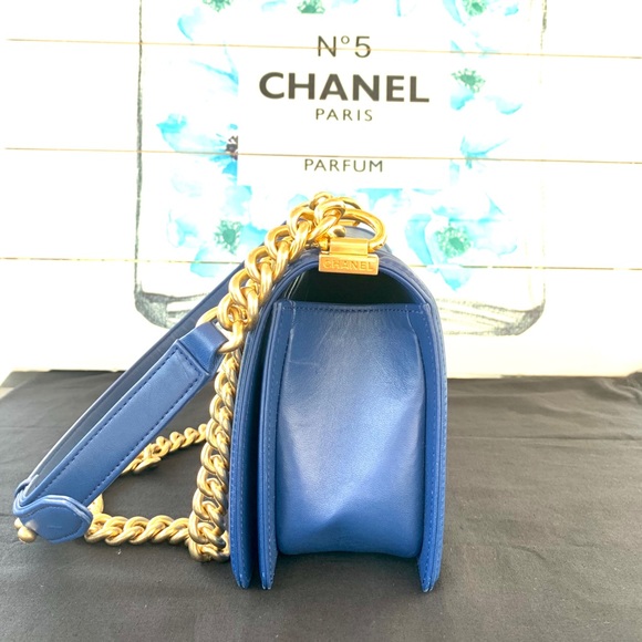 CHANEL Medium Boy Bag - Picture 3 of 13